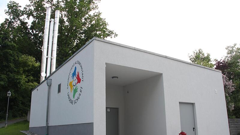 Die Grundschule hat schon eine Hackschnitzelheizung.