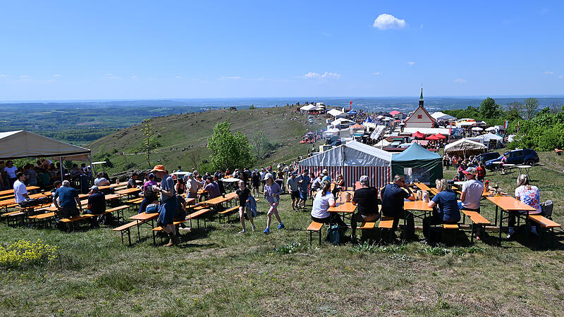 So sch&ouml;n war der Auftakt: Das Walberlafest 2025 auf der Ehrenb&uuml;rg in der Fr&auml;nkischen Schweiz hat begonnen.
