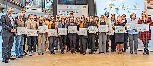 Beim Besuch von Kultusministerin Anna Stolz an der Grundschule im unterfr&auml;nkischen Gochsheim wurde auch die Gruppe aus Oberfranken ausgezeichnet.