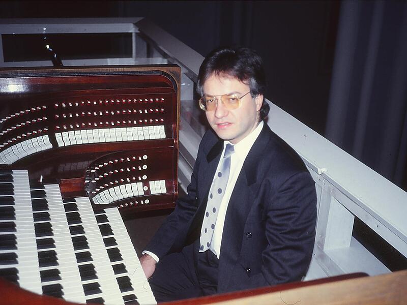 Dieses Bild stammt aus der Zeit in Berlin und zeigt Burkhard Ascherl an der Seifert-Orgel der St. Matthias-Kirche in Berlin Schöneberg.