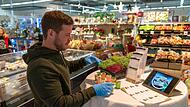 Christoph Schuberth ist jeden Samstag in der Obst- und Gemüsesektion des Rewe in Mistelgau, um den Kunden seine Microgreens vorzustellen.