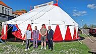 Bad Kissingens Landrat Thomas Bold (r.) und Sparkassenvorstand Roland Friedrich (2..v.l.) haben Ralf Sauer (l., Koordinierender Bildungsreferent Volkersberg) und Burkhard Salzer (Jugendbildungsreferent Volkersberg) eine Spende über 1000 Euro von d... Bad Kissingens Landrat Thomas Bold (r.) und Sparkassenvorstand Roland Friedrich (2..v.l.) haben Ralf Sauer (l., Koordinierender Bildungsreferent Volkersberg) und Burkhard Salzer (Jugendbildungsreferent Volkersberg) eine Spende über 1000 Euro von d...