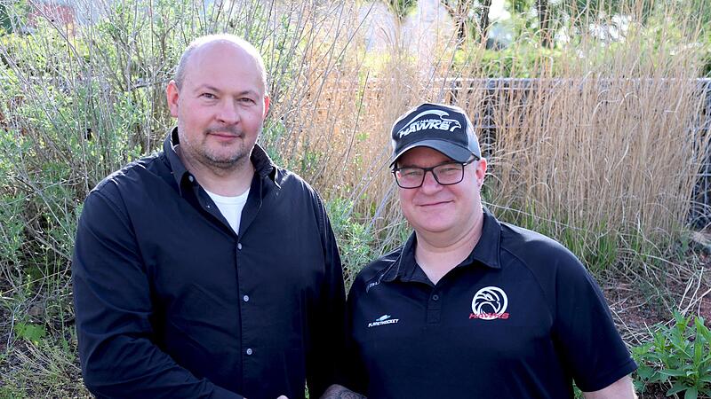 Sportlicher Leiter Frank Terhar (rechts) begr&uuml;&szlig;t mit Milan Mazanec den neuen Hawks-Trainer f&uuml;r die Saison 2025/26. Der Tscheche wird Nachfolger seines Landsmannes Petr Korinek.