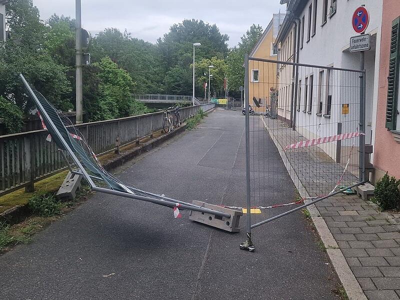 Der Bauzaun zum Schutz vor Pinklern und Betrunkenen wurde schon am ersten Bergtag eingerissen.