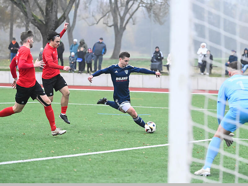 Tim Holzheid (blaues Trikot) und der TSV Mönchröden glänzten im Heimspiel gegen Schwebenried/Schwemmelsbach.