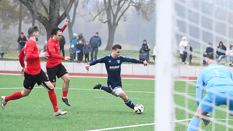 Tim Holzheid (blaues Trikot) und der TSV M&ouml;nchr&ouml;den gl&auml;nzten im Heimspiel gegen Schwebenried/Schwemmelsbach.