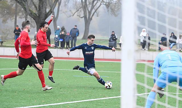 Tim Holzheid (blaues Trikot) und der TSV Mönchröden glänzten im Heimspiel gegen Schwebenried/Schwemmelsbach. Tim Holzheid (blaues Trikot) und der TSV Mönchröden glänzten im Heimspiel gegen Schwebenried/Schwemmelsbach.
