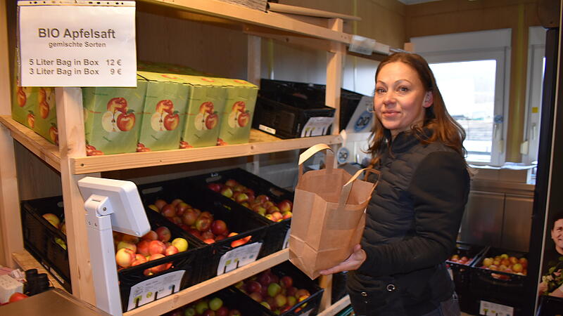 Magdalena Bauer packt &Auml;pfel in T&uuml;ten. Jedes von den beteiligten Kita-Kindern erh&auml;lt weitere 500 Gramm &Auml;pfel geschenkt, wenn es an einem Samstag bis Monatsende in den Hofladen in Oberr&uuml;sselbach  kommt.