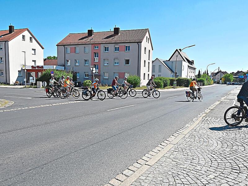 Die Überquerung der Bamberger Straße in Forchheim ist mit dem Fahrrad an dieser Stelle nahezu unmöglich. Man kann wegen der hohen Bordsteinkante nicht auf den für Radfahrer freigegebenen Gehweg fahren. Martin Landeck Die Überquerung der Bamberger Straße in Forchheim ist mit dem Fahrrad an dieser Stelle nahezu unmöglich. Man kann wegen der hohen Bordsteinkante nicht auf den für Radfahrer freigegebenen Gehweg fahren.