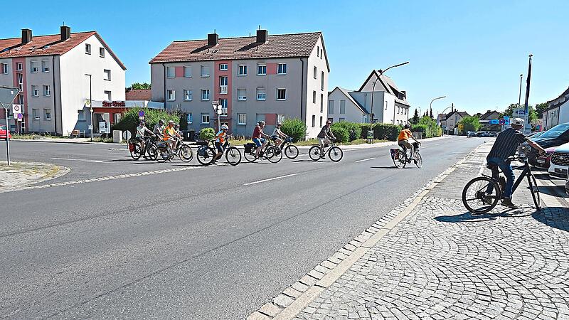Die Überquerung der Bamberger Straße in Forchheim ist mit dem Fahrrad an dieser Stelle nahezu unmöglich. Man kann wegen der hohen Bordsteinkante nicht auf den für Radfahrer freigegebenen Gehweg fahren. Martin Landeck Die Überquerung der Bamberger Straße in Forchheim ist mit dem Fahrrad an dieser Stelle nahezu unmöglich. Man kann wegen der hohen Bordsteinkante nicht auf den für Radfahrer freigegebenen Gehweg fahren.