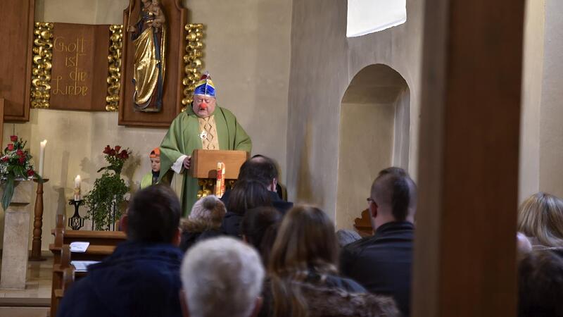Pater Rudolf Theiler aus Ebern mit Pappnase und Faschingskappe hielt seine Predigt in der St.-Annakapelle in Versform.