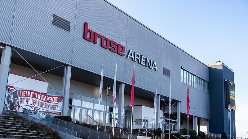 Seit Oktober 2013 prangt Brose-Arena an der Front der Mehrzweckhalle.