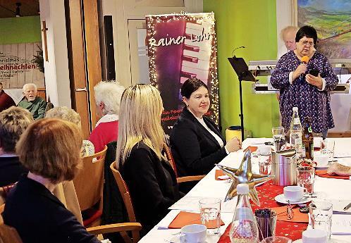 BRK-Seniorenbeauftragte Gertrud H&uuml;mmer bei der Begr&uuml;&szlig;ung; sie dankte dem Team, das die Feier vorbereitet hatte.