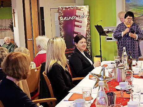 BRK-Seniorenbeauftragte Gertrud H&uuml;mmer bei der Begr&uuml;&szlig;ung; sie dankte dem Team, das die Feier vorbereitet hatte.