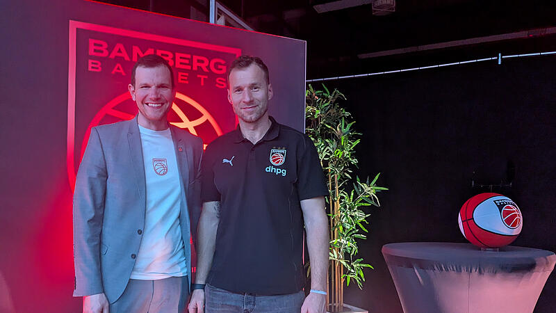 Da war die Baskets-Welt noch in Ordnung: Baskets-Geschäftsführer Philipp Höhne (links) und Coach Anton Gavel beim Neujahresempfang im Januar dieses Jahres. Da war die Baskets-Welt noch in Ordnung: Baskets-Geschäftsführer Philipp Höhne (links) und Coach Anton Gavel beim Neujahresempfang im Januar dieses Jahres.
