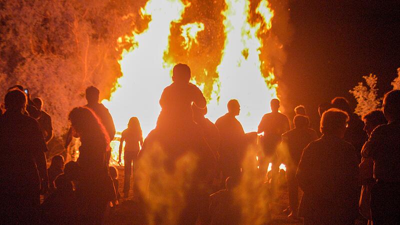Sie gelten als die sch&ouml;nsten Feste des Jahres und z&auml;hlen zu den &auml;ltesten Br&auml;uchen &uuml;berhaupt: Johannisfeuer. An diesem Wochenende werden sie &uuml;berall in Stadt und Landkreis Bamberg den Nachthimmel erhellen.