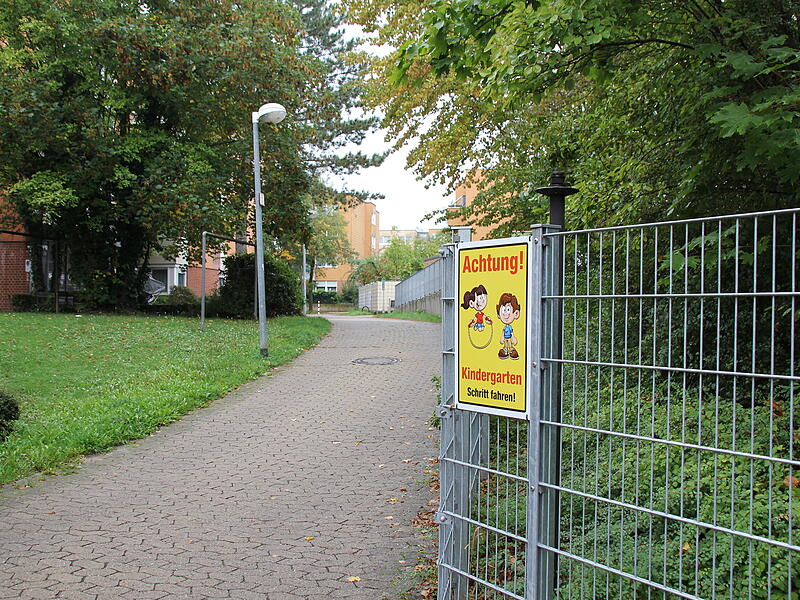 Die Hohenlohestra&szlig;e ist ein Fu&szlig;weg. Trotzdem mahnt ein Schild an, Schritt zu fahren.