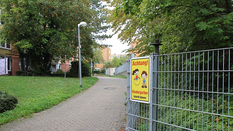 Die Hohenlohestra&szlig;e ist ein Fu&szlig;weg. Trotzdem mahnt ein Schild an, Schritt zu fahren.