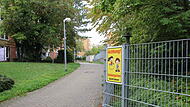 Die Hohenlohestraße ist ein Fußweg. Trotzdem mahnt ein Schild an, Schritt zu fahren. Die Hohenlohestraße ist ein Fußweg. Trotzdem mahnt ein Schild an, Schritt zu fahren.