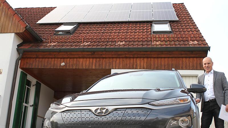 Die Kombination macht es bei Hans Ulrich Gruber: Auf dem Dach erzeugt er mittels einer 9,2-kWp-Photovoltaikanlage den Strom, den dann seine beiden Hyundais zapfen k&ouml;nnen: ein Kona (im Bild) und der Ioniq.