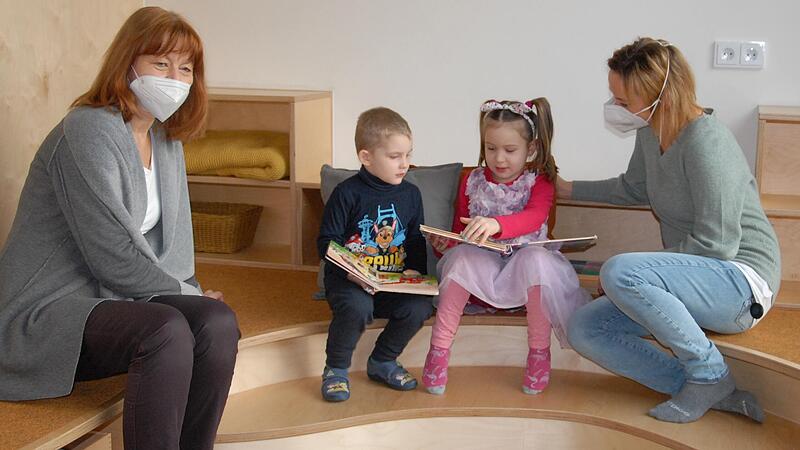 Willanzheims B&uuml;rgermeisterin Ingrid Reifenscheid-Eckert (links) informierte sich bei Kindergartenleiterin Katja Kahl (rechts), wie wohl sich die H&uuml;ttenheimer Kids im nagelneuen Kindergarten f&uuml;hlen.