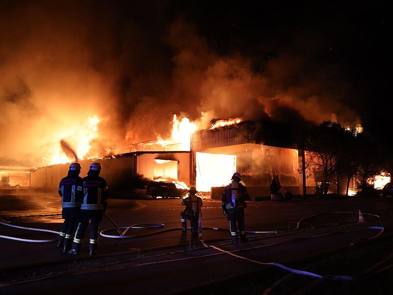 Lagerhalle in Durach steht in Flammen
