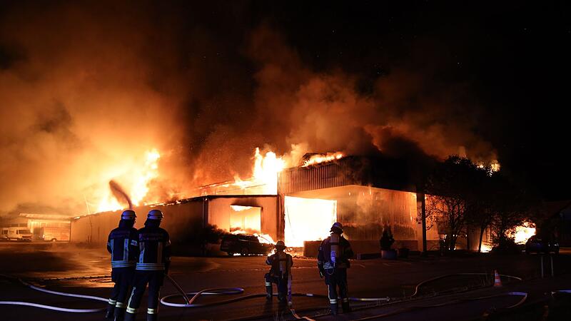 Lagerhalle in Durach steht in Flammen
