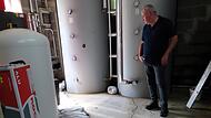 Michael Bauer steht im Heizungsraum der Gastwirtschaft zum Anker. Ein langer Riss iim Boden zeigt: Der Berg hinter dem Gasthof ist nach den heftigen Regenfällen aufgeweicht und in Bewegung geraten.