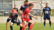 Der Staffelsteiner Philipp Kraus (rechts) schirmt den Ball gegen Sebastian Thyroff von der SG Michelau/Schwürbitz ab.