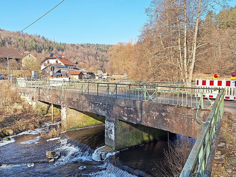 Die Schondrabrücke in der Münchau muss erneuert werden. Das Wasserwirtschaftsamt hat nun einem Ausbau unter Erhalt der aus dem Jahr 1930 stammenden Pfeiler zugestimmt. Sie müssen aber auf ihre Tauglichkeit untersucht werden.