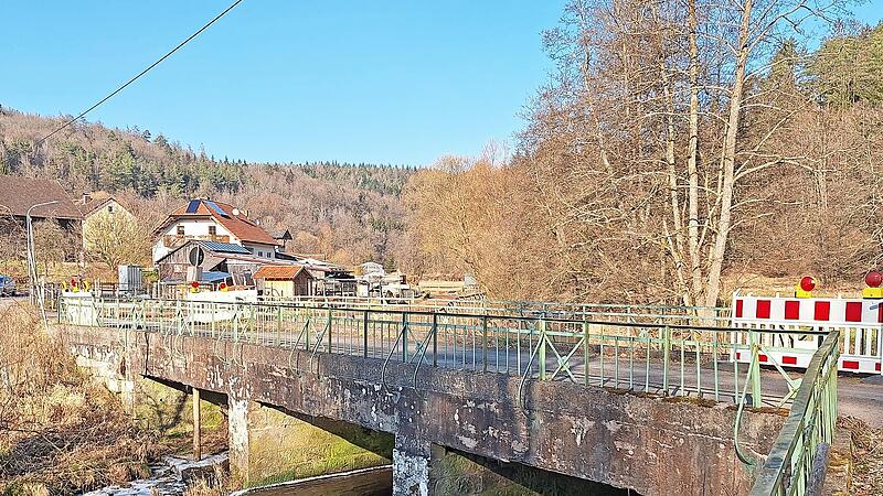 Die Schondrabrücke in der Münchau muss erneuert werden. Das Wasserwirtschaftsamt hat nun einem Ausbau unter Erhalt der aus dem Jahr 1930 stammenden Pfeiler zugestimmt. Sie müssen aber auf ihre Tauglichkeit untersucht werden.