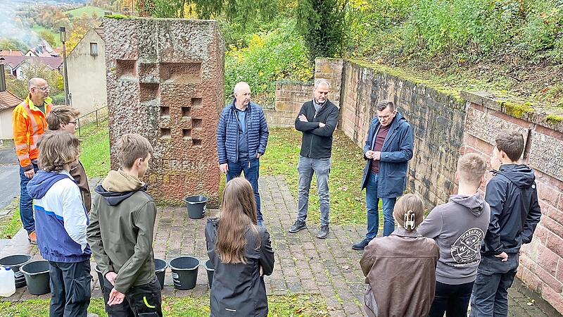 Gemeinsam reinigten Schülerinnen und Schüler des Gymnasiums das Kriegerdenkmal in Pfaffenhausen. Gemeinsam reinigten Schülerinnen und Schüler des Gymnasiums das Kriegerdenkmal in Pfaffenhausen.