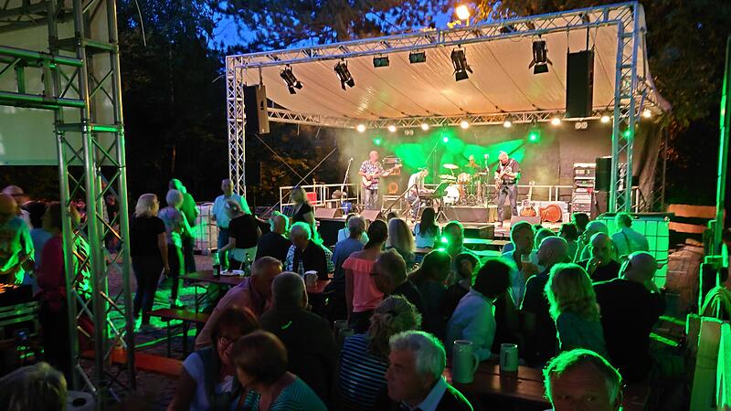 Kaum mehr ein freier Platz: Auch bei Dunkelheit herrschte reger Andrang beim Altstadtfest in H&ouml;chstadt.