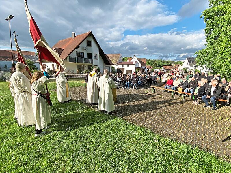 Auf dem Nackendorfer Sportplatz feierten die Pfarreien Etzelskirchen und H&ouml;chstadt einen Gottesdienst zum Bitt-Tag.
