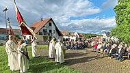 Auf dem Nackendorfer Sportplatz feierten die Pfarreien Etzelskirchen und H&ouml;chstadt einen Gottesdienst zum Bitt-Tag.