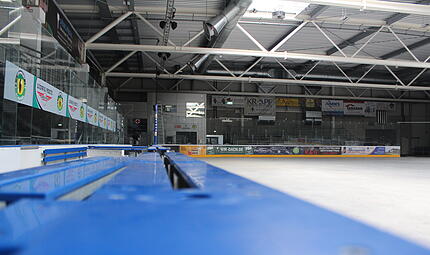 Die Eissaison in Höchstadt startet wegen Problemen bei der Aufbereitung mindestens eine Woche später. Wie die Vereine darüber denken. Die Eissaison in Höchstadt startet wegen Problemen bei der Aufbereitung mindestens eine Woche später. Wie die Vereine darüber denken.