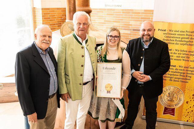 Im Bild (von links): Matthias Hajenski (Brauring), Eckhard Himmel (Brauerei Kesselring), Anna-Lena Ostler (Hopfenkönigin) und Jonas Geissler (MdB).