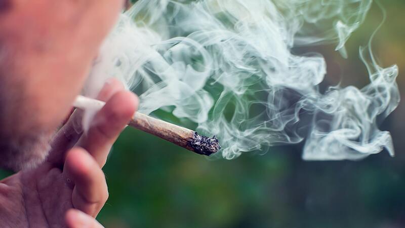 Genau das macht der 21-Jährige aus dem Maintal nun nicht mehr: einen Joint rauchen. Schließlich hat ihn der Drogenbesitz in ernsthafte Schwierigkeiten gebracht.