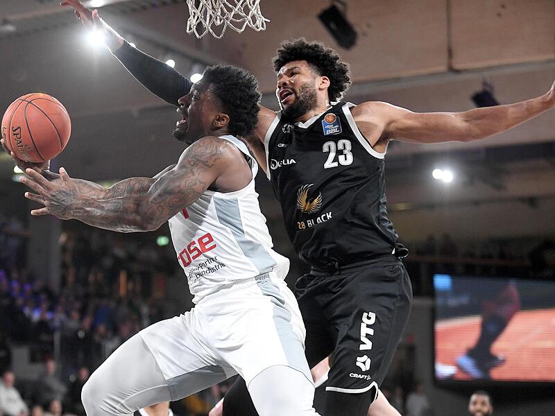 Oft war Bambergs Patrick Miller (am Ball) nur durch Fouls zu stoppen. Hier bringt der Hambuerger Yoeli Childs das Brose-Kraftpaket an die Freiwurflinie.