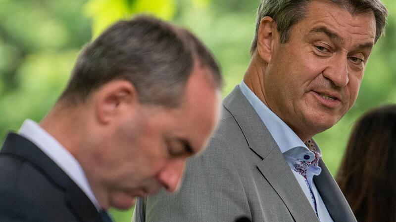 Bayerns Ministerpräsident Markus Söder setzt im Wahlkampf bis jetzt auf die Freien Wähler als Koalitionspartner. Doch die Flugblattaffäre um seinen Vize Hubert Aiwanger stürzt beide Parteien in eine Krise.