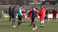Nach drei Spielminuten und etwa einer Viertelstunde Unterbrechung hat Schiedsrichter Philipp Voll die Partie der SG Lauf/Zapfendorf II gegen den SV Zückshut in der A-Klasse 1 Bamberg witterungsbedingt abgebrochen.