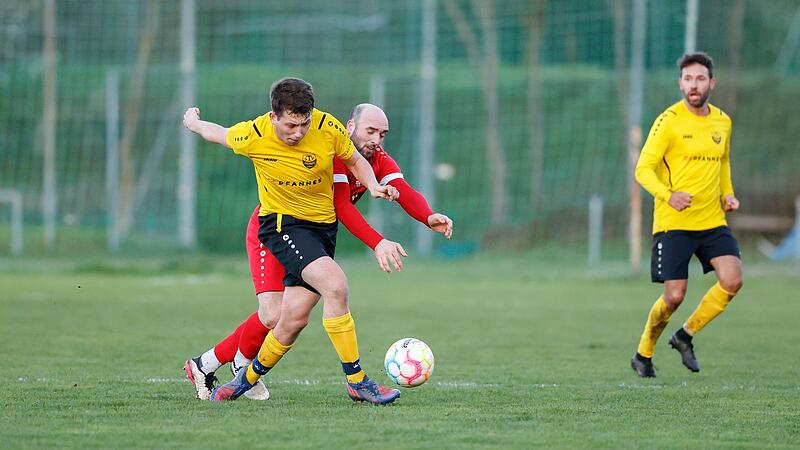 Im Bild: v.li. Jannis Löhlein (Eisingen) gegen Ardit Bytyqi (Lohr)04.04.2024, TSV Eisingen vs. TSV Lohr, Deutschland, Eisingen, Sportgelände Eisingen,