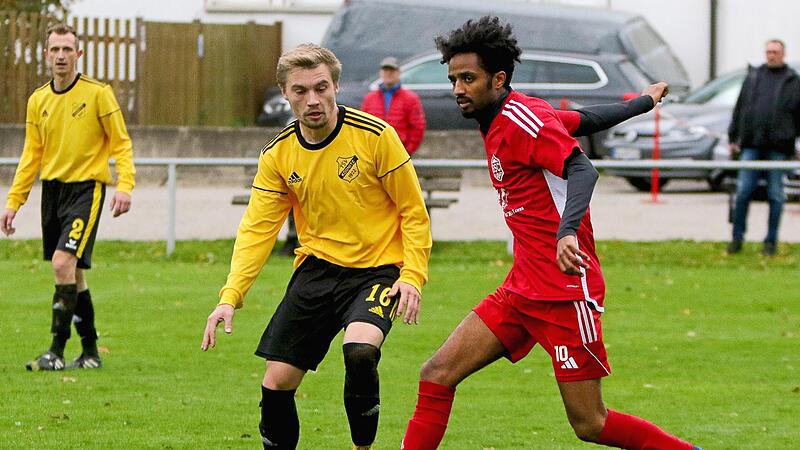 Der K&ouml;dnitzer Tim Ittner (links) kommt gegen Alazar Aregai vom Blaicher SC Kulmbach einen Schritt zu sp&auml;t.