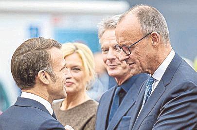 Frankreichs Präsident Macron (links) war Ehrengast bei der Einheitsfeier in Saarbrücken.
