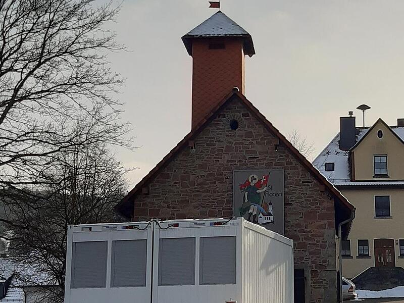 Seit Mitte Dezember stehen unterhalb des Feuerwehrhauses zwei Container. Seit Mitte Dezember stehen unterhalb des Feuerwehrhauses zwei Container.