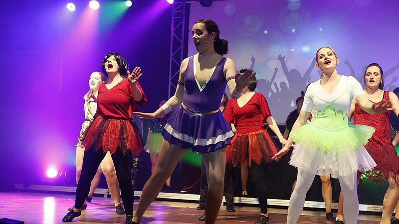 Sie singen, sie tanzen, sie werfen sich in immer neue Kostüme: Fast zwei Stunden dauert die „Moviestar“-Showgala des Vocalensembles Coburg.