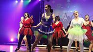 Sie singen, sie tanzen, sie werfen sich in immer neue Kostüme: Fast zwei Stunden dauert die „Moviestar“-Showgala des Vocalensembles Coburg.