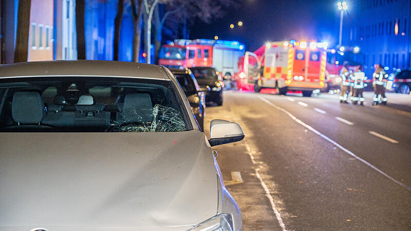 Auto kollidiert mit Mensch: Person noch an der Unfallstelle verstorbenForchheim & Fränkische Schweiz Bei einem Unfall in Bamberg ist ein 75-jähriger Fußgänger gestorben.