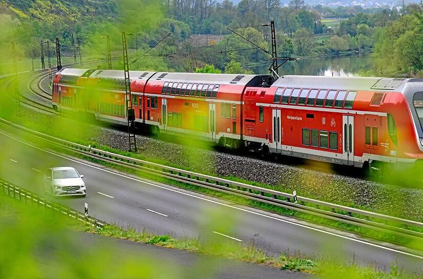 Ein Regionalzug auf dem Weg in Richtung Karlstadt. Auch der Bahnverkehr ist mit den NVM-Tickets nutzbar.