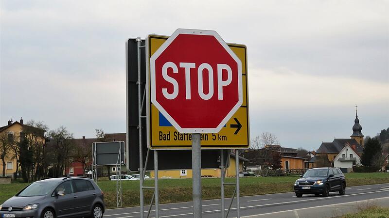 STOP! Erst anhalten, dann gucken, dann fahren! STOP! Erst anhalten, dann gucken, dann fahren!